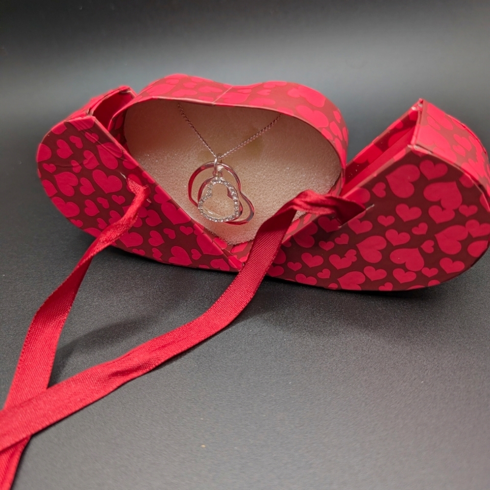 Vintage Avon 2011 Loving Moments Triple Heart Silver Tone Necklace In Heart Box - Picture 4 of 7